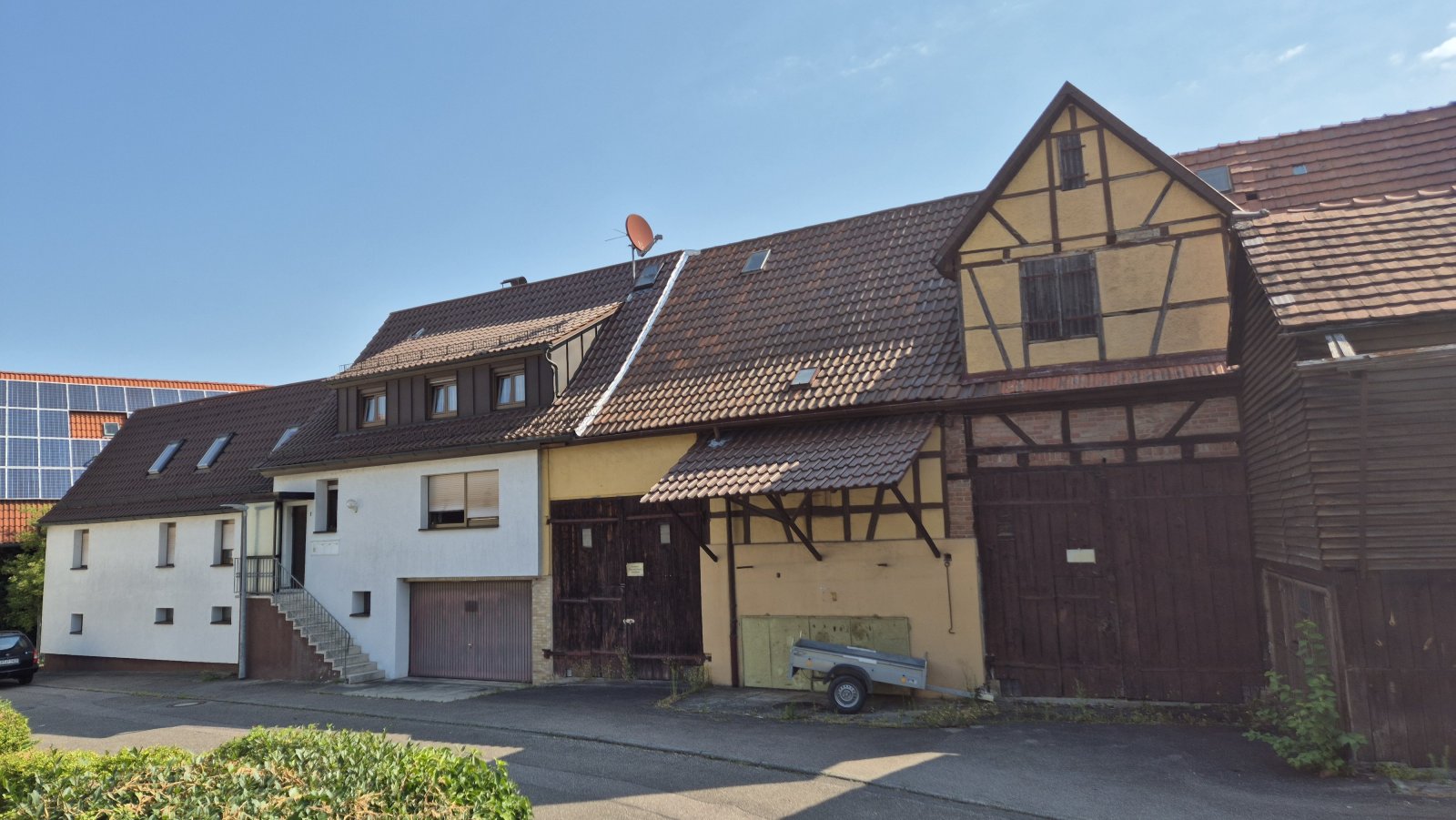 Vielseitiges 3-Familienhaus mit Nebengebäuden – Viel Potenzial für Kapitalanleger oder Handwerker