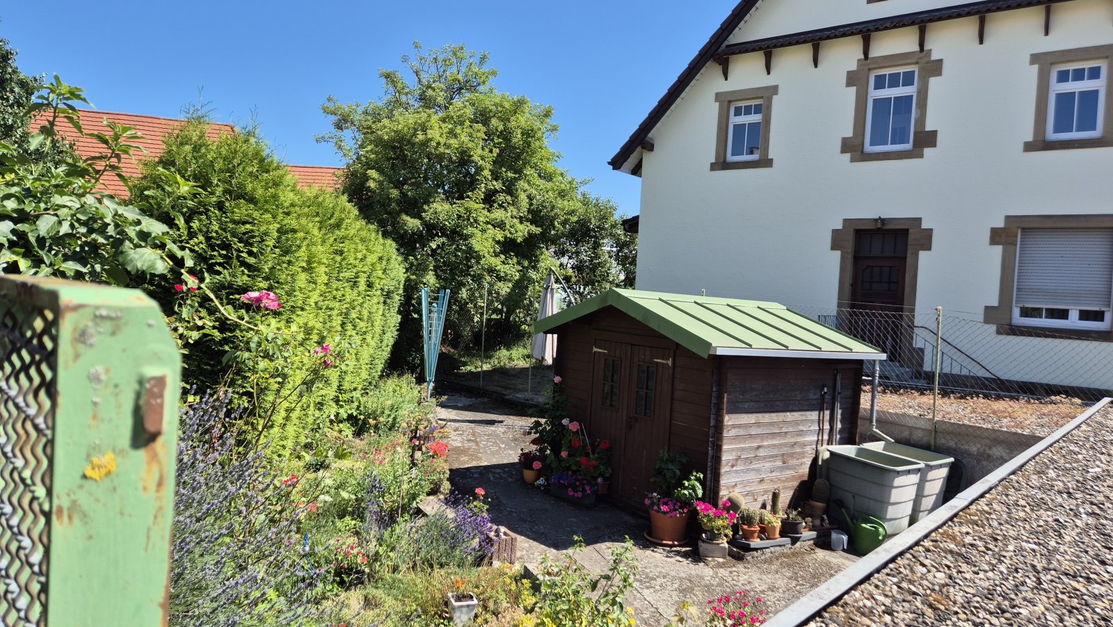 Vielseitiges 3-Familienhaus mit Nebengebäuden – Viel Potenzial für Kapitalanleger oder Handwerker