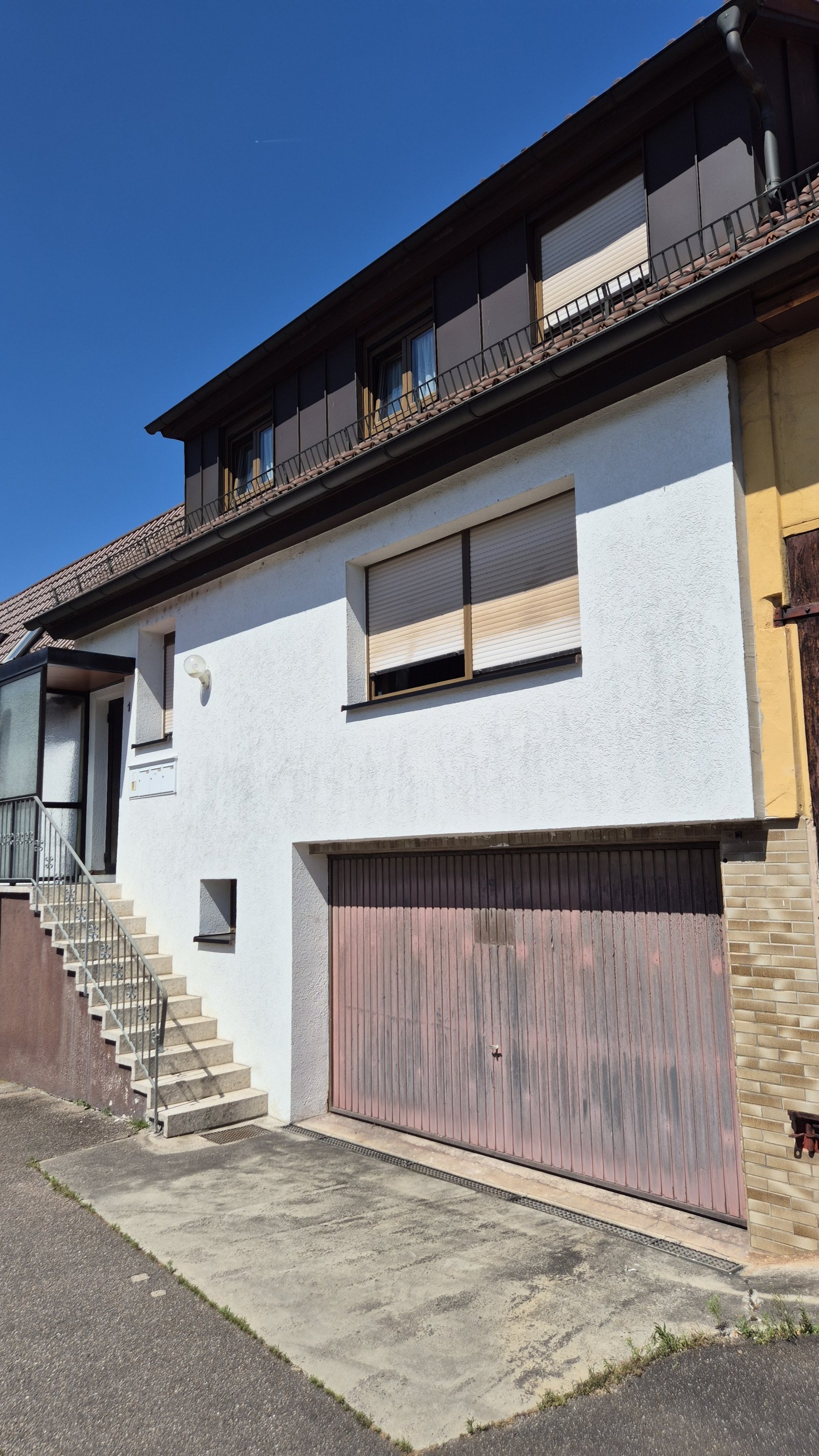 Vielseitiges 3-Familienhaus mit Nebengebäuden – Viel Potenzial für Kapitalanleger oder Handwerker