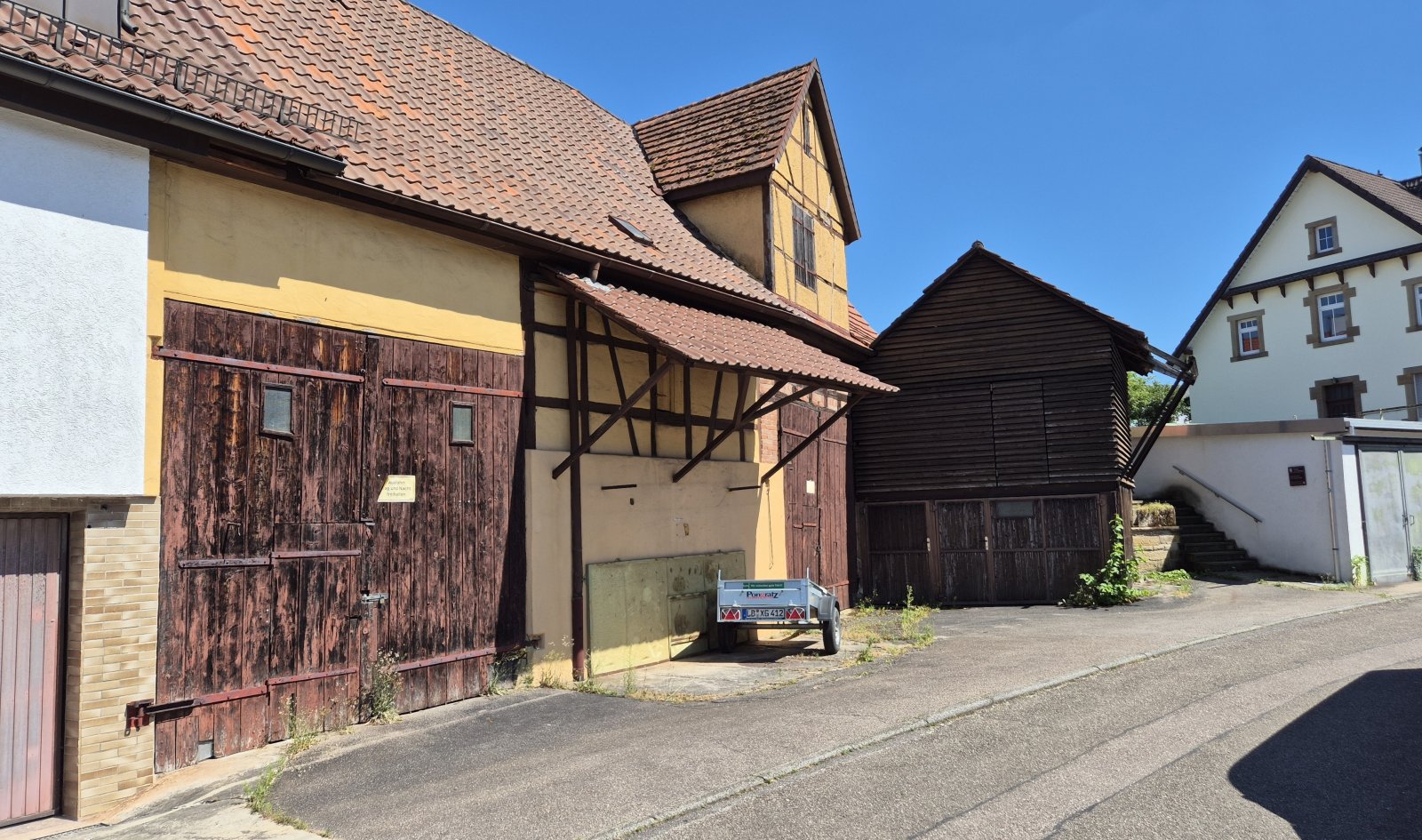 Vielseitiges 3-Familienhaus mit Nebengebäuden – Viel Potenzial für Kapitalanleger oder Handwerker