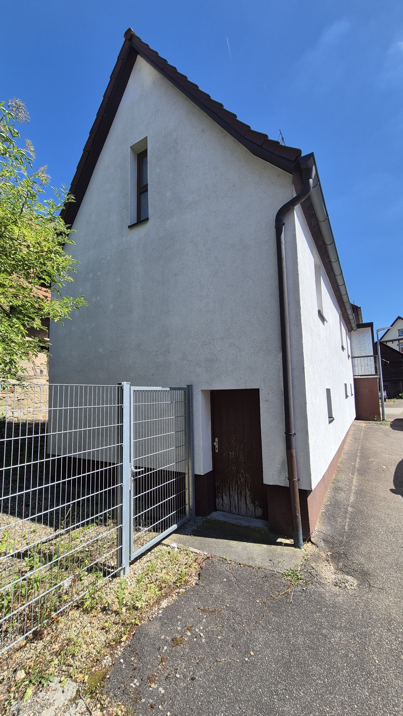 Vielseitiges 3-Familienhaus mit Nebengebäuden – Viel Potenzial für Kapitalanleger oder Handwerker