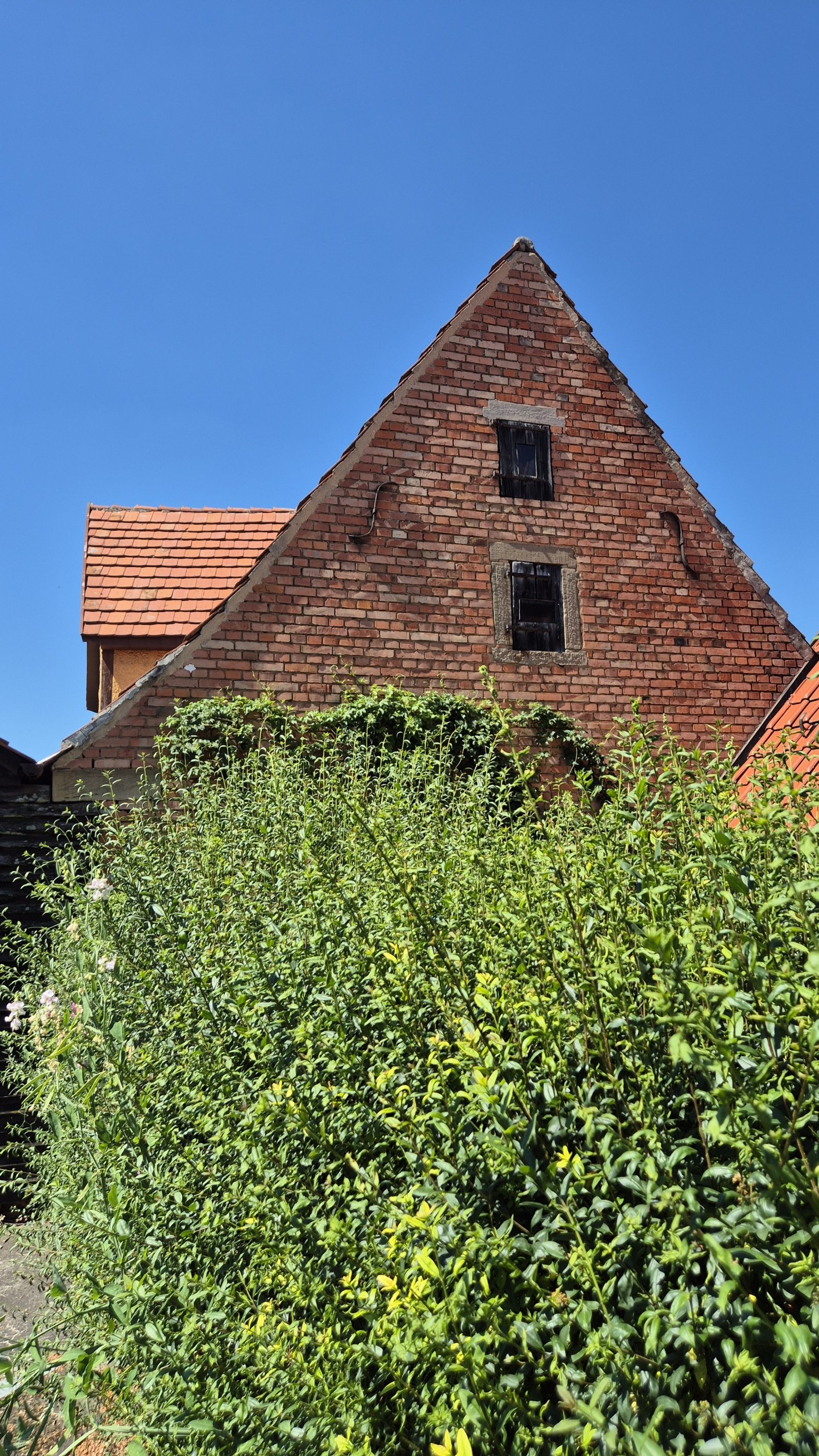 Vielseitiges 3-Familienhaus mit Nebengebäuden – Viel Potenzial für Kapitalanleger oder Handwerker