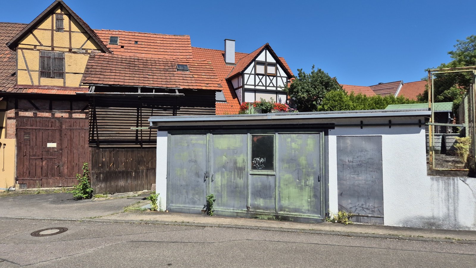 Vielseitiges 3-Familienhaus mit Nebengebäuden – Viel Potenzial für Kapitalanleger oder Handwerker