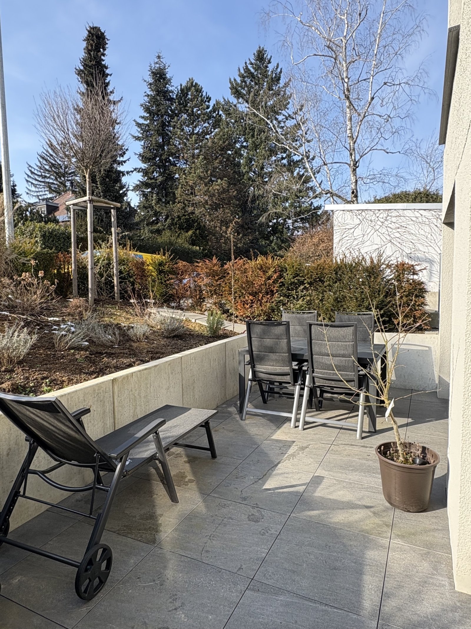 Toplage in Stuttgart-Sonnenberg! Großzügige 3,5 Zi.-EG Wohnung mit Terrasse