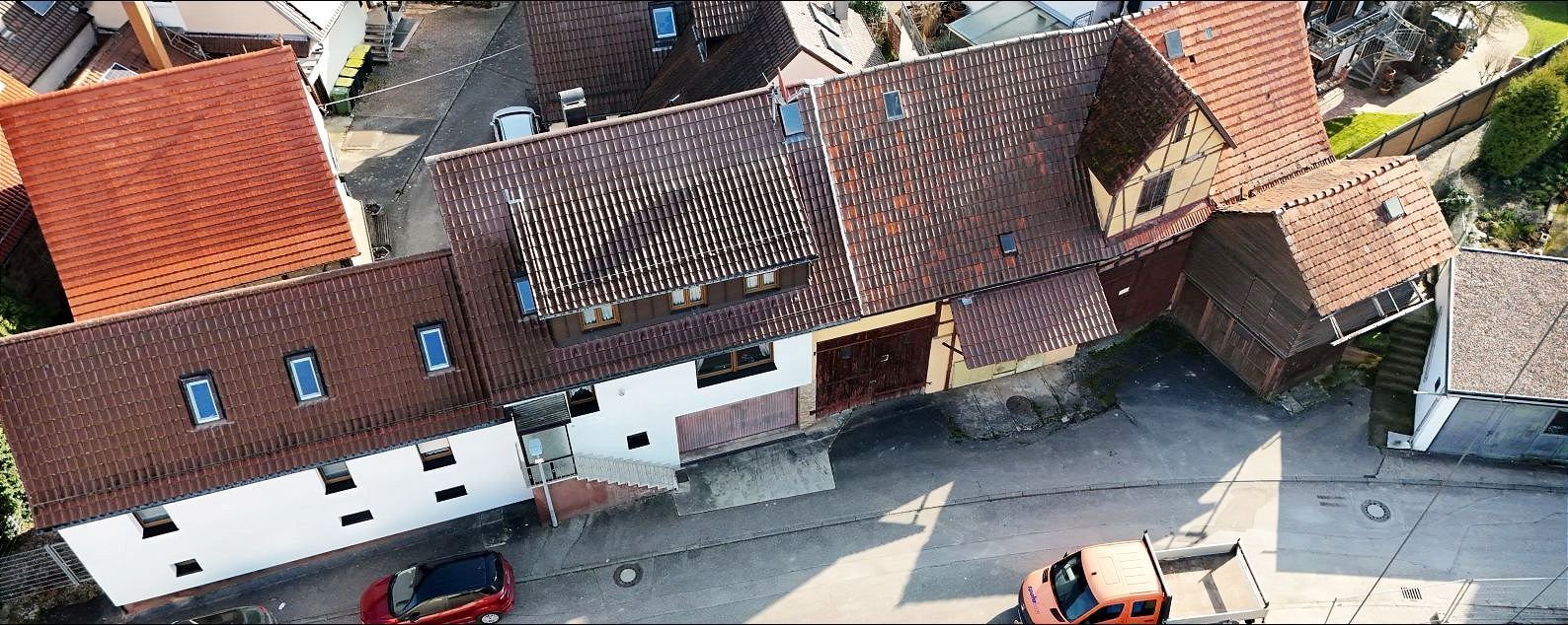 Vielseitiges 3-Familienhaus mit Nebengebäuden – Viel Potenzial für Kapitalanleger oder Handwerker