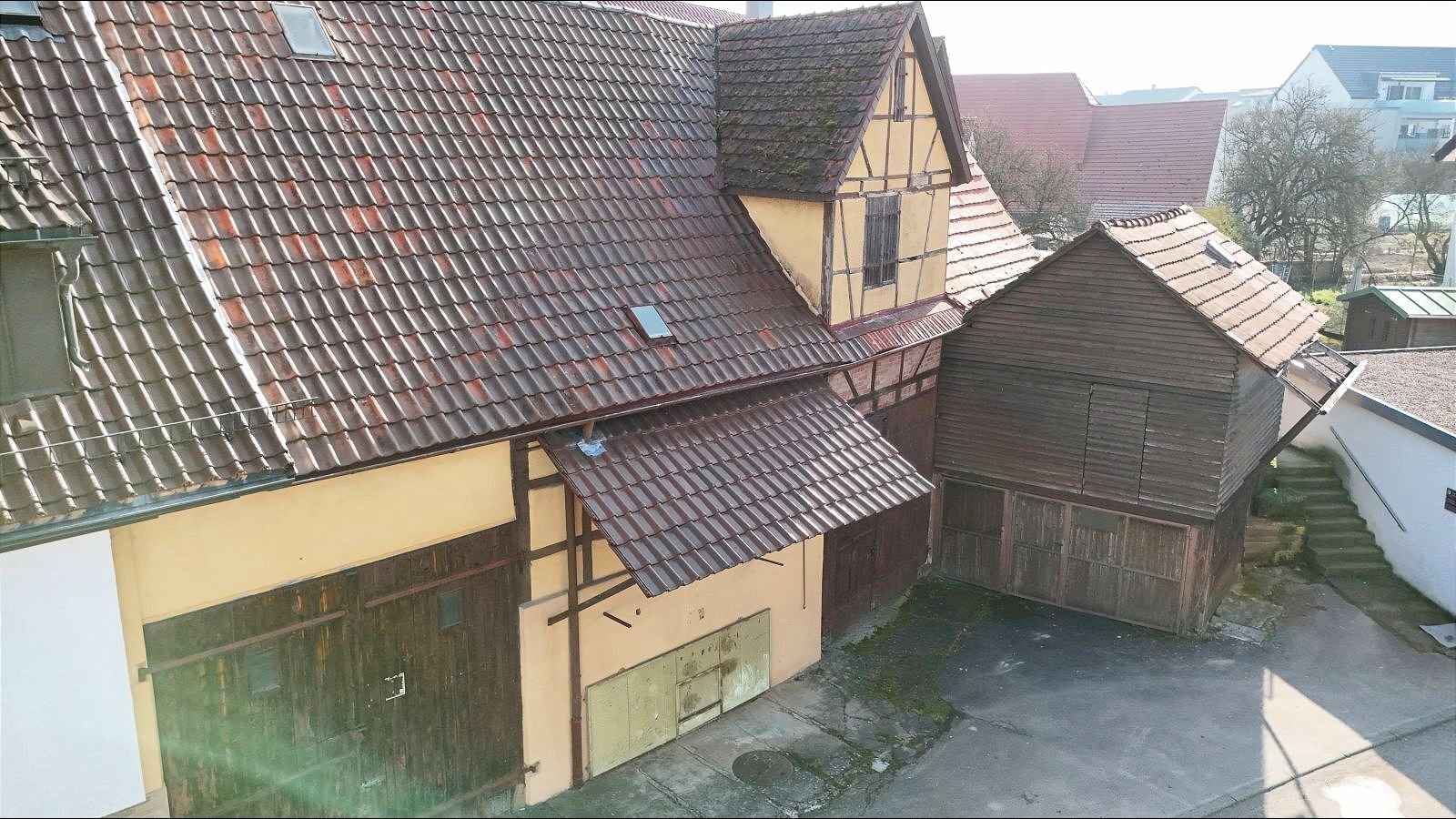 Vielseitiges 3-Familienhaus mit Nebengebäuden – Viel Potenzial für Kapitalanleger oder Handwerker