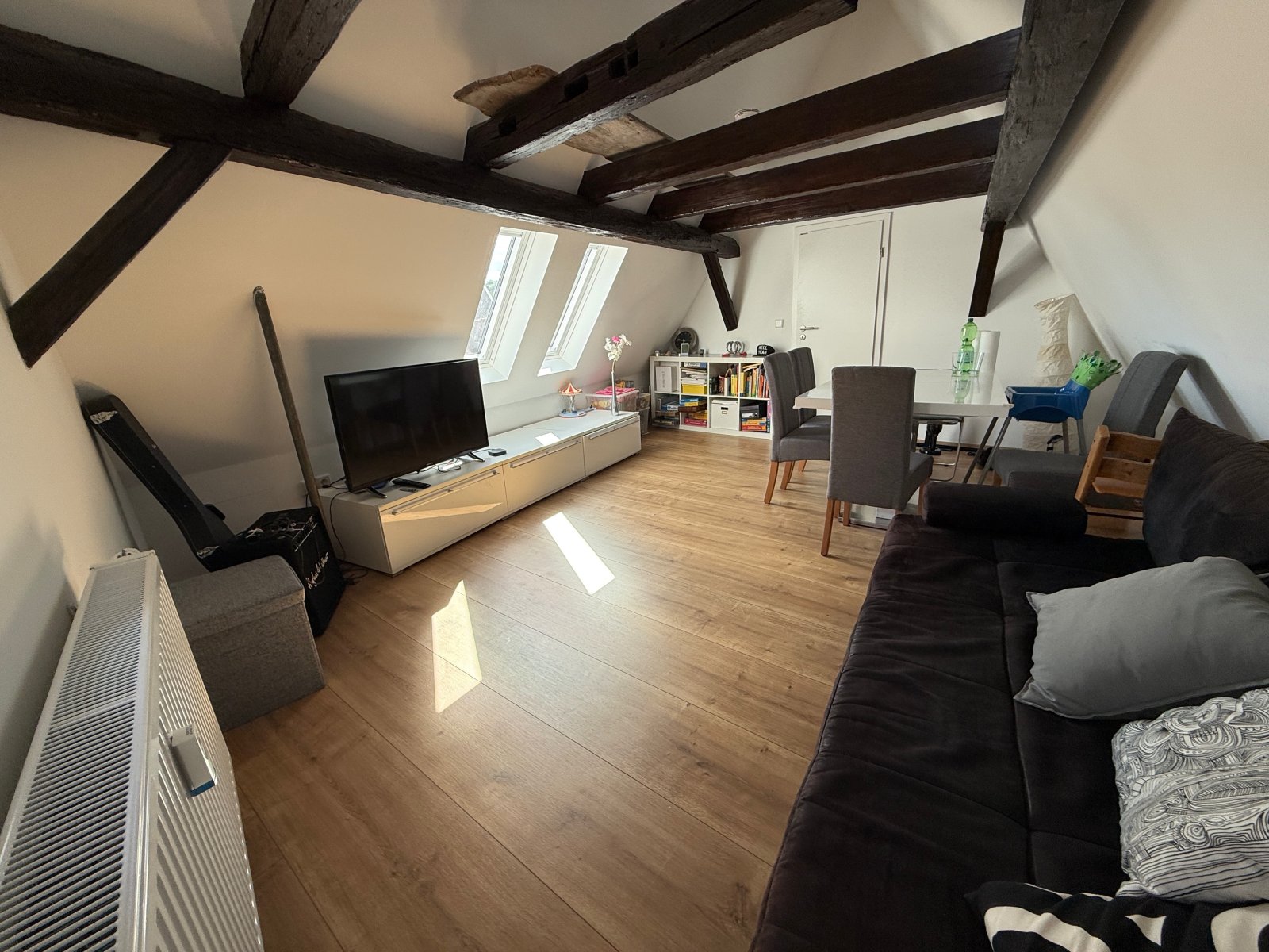 Mehrfamilienhaus mit drei Wohneinheiten, Dachterrasse, angrenzender Scheune und großzügiger Gartenfläche in zentraler Wohnlage