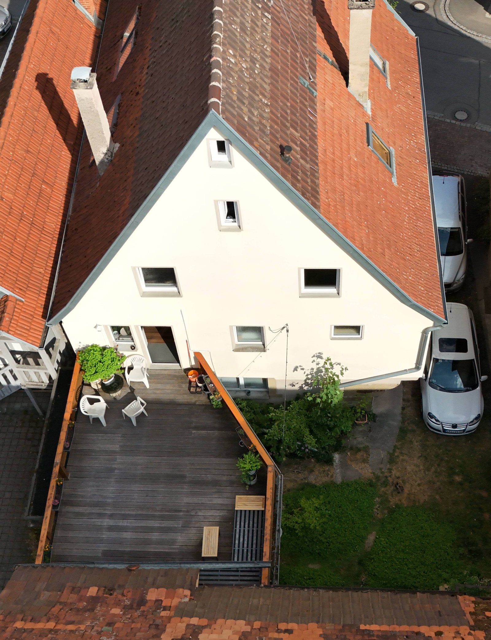 Mehrfamilienhaus mit drei Wohneinheiten, Dachterrasse, angrenzender Scheune und großzügiger Gartenfläche in zentraler Wohnlage