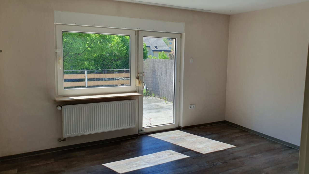 Wohnzimmer mit Zugang Terrasse