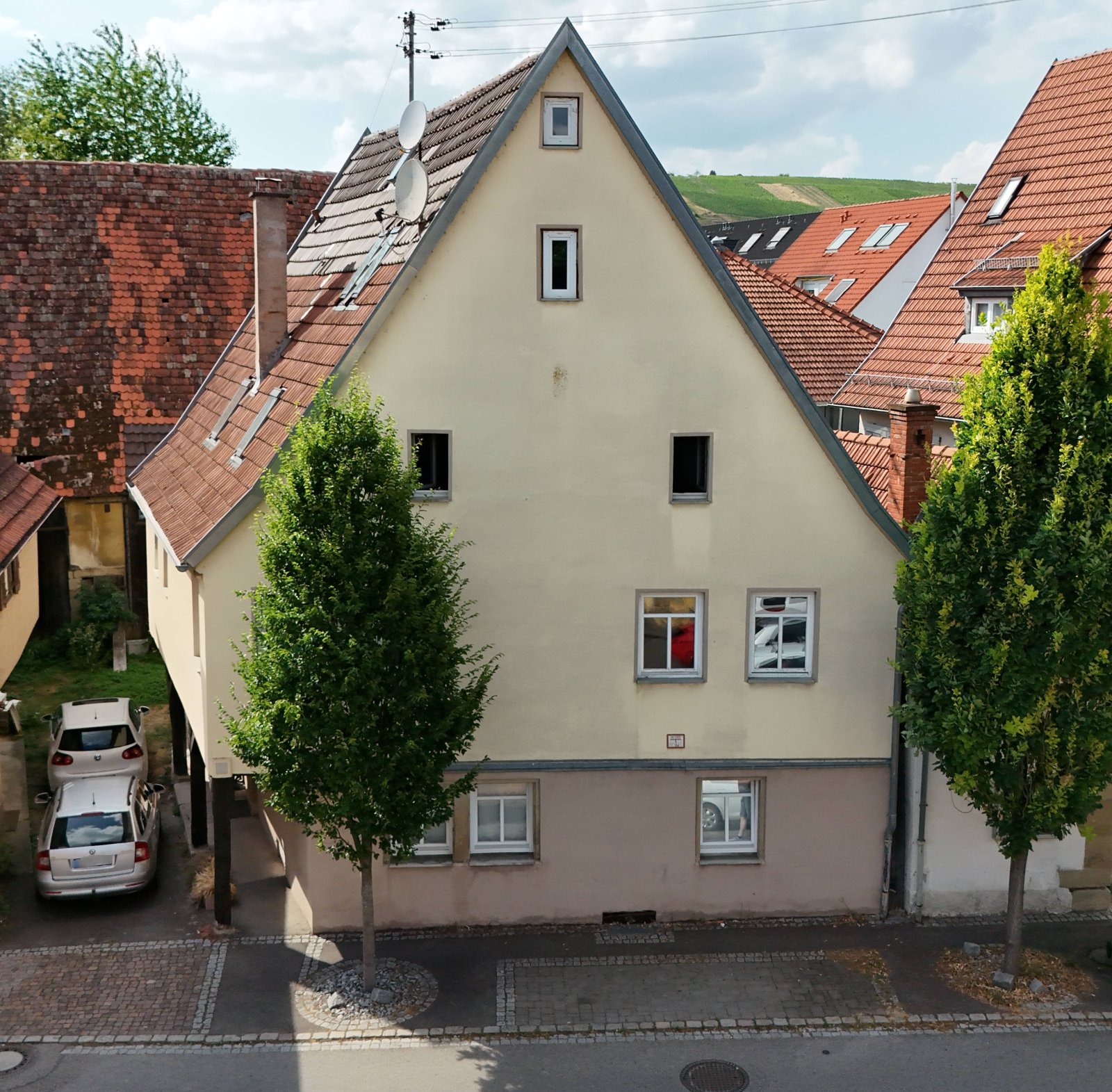 Mehrfamilienhaus mit drei Wohneinheiten, Dachterrasse, angrenzender Scheune und großzügiger Gartenfläche in zentraler Wohnlage Mehrfamilienhaus mit drei Wohneinheiten, Dachterrasse, angrenzender Scheune und großzügiger Gartenfläche in zentraler Wohnlage